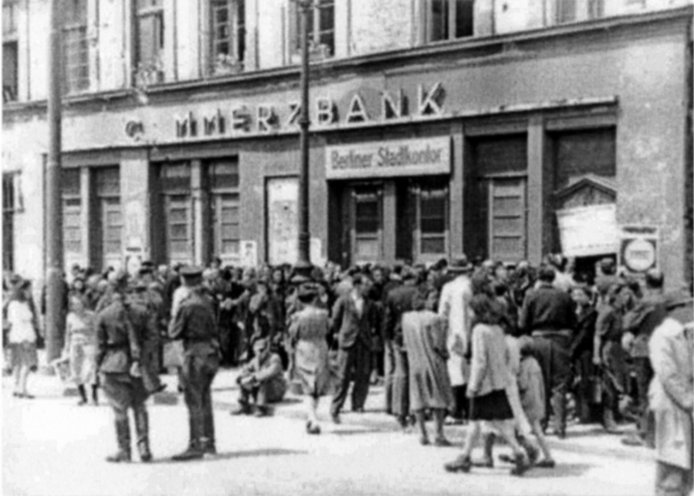 Neues Geld in deutschen Landen: Nach der Währungsreform in den westlichen Besatzungszonen vom 18. Juni 1948 führt die Sowjetische Militäradministration am 23. Juni 1948 die DM-Ost in ihrer Besatzungszone ein. Vor den Umtauschstellen, hier im Berliner...