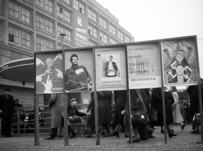 Propaganda: Informationsplakate der SED auf dem Berliner Alexanderplatz 1951. Quelle: REGIERUNGonline/Perlia-Archiv