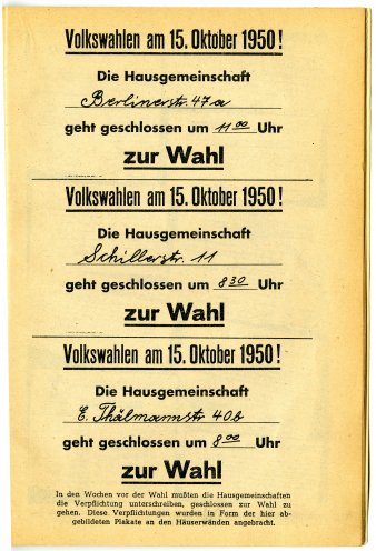 In den Wochen vor der Volkskammerwahl vom 15. Oktober 1950 müssen die Hausgemeinschaften die Verpflichtung unterschreiben, geschlossen zur Wahl zu gehen. Sie wird in Form der hier abgebildeten Plakate an den Häuserwänden angebracht. Quelle: Der große...