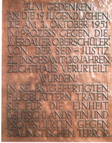 Eine Tafel für die Zivilcourage: Das Werdauer Alexander-von-Humboldt-Gymnasium erinnert seit 1997 an den Mut und an das Leid der Oberschüler, die 1951 verurteilt wurden. Quelle: Robert-Havemann-Gesellschaft / RHG_Fo_HAB_16323