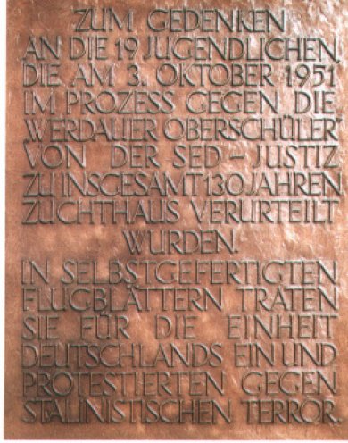 Eine Tafel für die Zivilcourage: Das Werdauer Alexander-von-Humboldt-Gymnasium erinnert seit 1997 an den Mut und an das Leid der Oberschüler, die 1951 verurteilt wurden. Quelle: Robert-Havemann-Gesellschaft