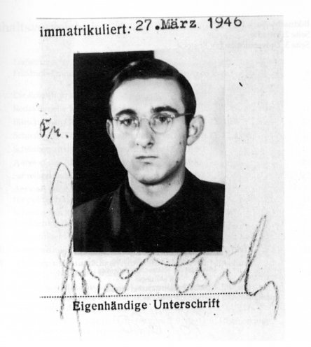 Arno Esch kommt nach Kriegsende nach Rostock, wo er 1946 sein Jurastudium aufnimmt (im Bild: sein Studentenausweis). Er engagiert sich in der Jugend- und Hochschulpolitik sowie als Redakteur des LDP-Blatts Zeitung für Norddeutschland. Nach kurzer Zeit...