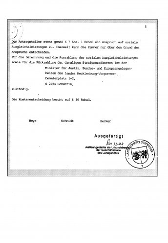 Nach der Friedlichen Revolution von 1989/90 stellt Horst Moeller Strafanzeige bei der Staatsanwaltschaft Schwerin gegen die beiden Richter, die Schöffen und den Staatsanwalt von 1950. Rehabilitierungsurkunde von Peter Moeller vom 15. September 1992....