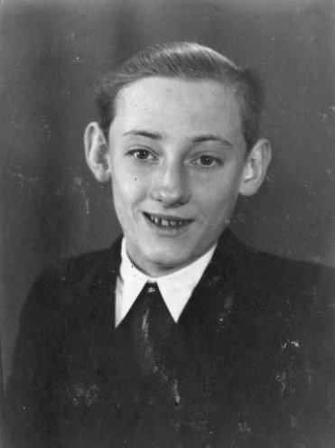 Heiner Kuhfuß. Er wird am 10. Juni 1951 zusammen mit seiner Schwester Johanna im Zuge der Ermittlungen gegen eine Widerstandsgruppe in Werder verhaftet. Zusammen mit seiner Schwester, Wilhelm Schwarz und Joachim Trübe wird er am 15. Januar 1951 durch...