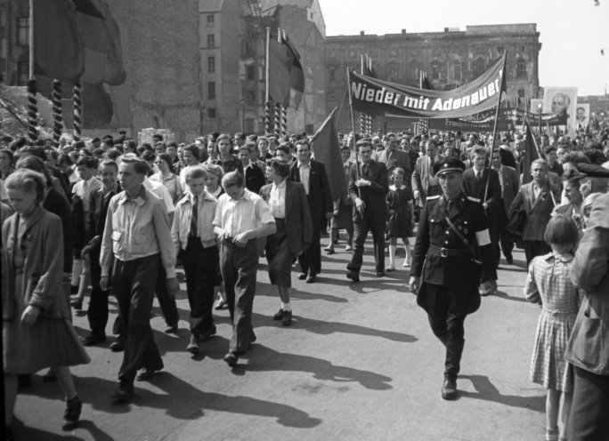 "Nieder mit Adenauer": Demonstration anlässlich des 1. Mai 1953 in Ost-Berlin. Quelle: REGIERUNGonline/Perlia-Archiv