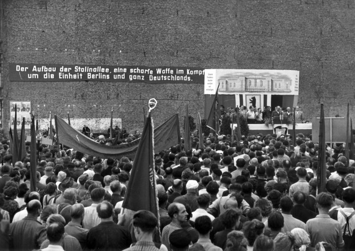 Am 16. August 1952 eröffnet der Ostberliner Oberbürgermeister Friedrich Ebert den Schwerpunkt II des Nationalen Aufbauprogramms, die Stalinallee. Ein Jahr später, am 16. und 17. Juni 1953, streiken die Bauarbeiter der Stalinallee und fordern die Rücknahme...