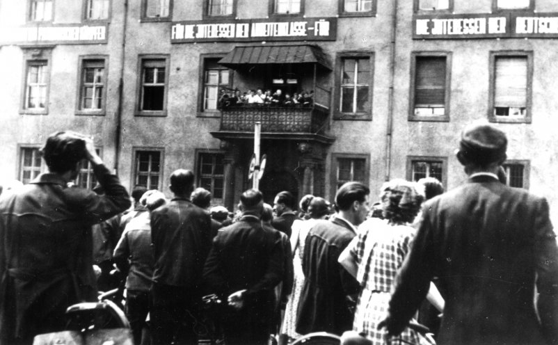 Magdeburg ist in den 1950er Jahren ein Zentrum der Schwerindustrie mit Zehntausenden Arbeitern. Die Meldungen von Streiks und Demonstrationen in Berlin werden auch in den Magdeburger Betrieben heftig diskutiert. Am 17. Juni 1953 wird mit Beginn der Frühschicht...