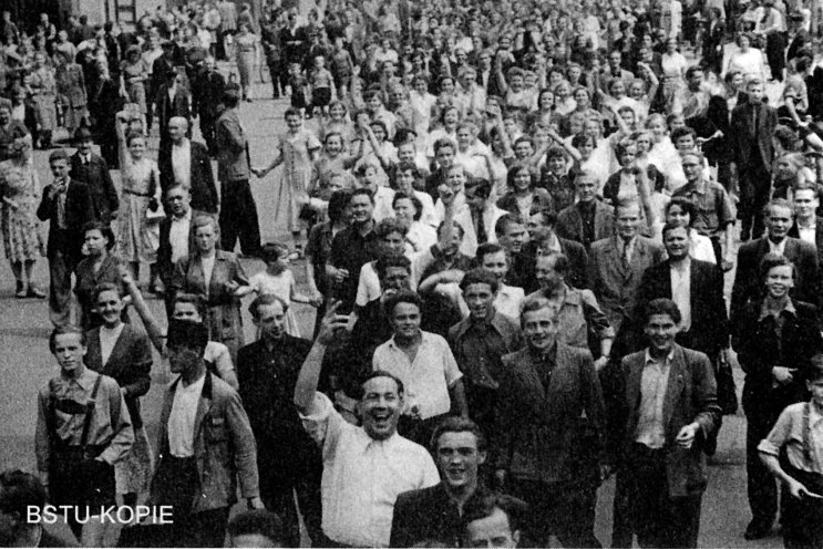 Mit ganzem Herzen dabei: Die Marschkolonnen der streikenden Arbeiter vereinigen sich auf dem Markt in Halle. Quelle: Robert-Havemann-Gesellschaft (BStU-Kopie)