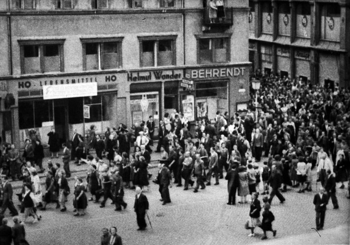 Heute ist die ganze Stadt auf den Beinen: Die Kunde vom Arbeiteraufstand in Berlin breitet sich wie ein Lauffeuer in Görlitz aus. Im Lokomotiv- und Waggonbau Görlitz, dem größten Betrieb der Stadt, beginnt der Streik mit der Frühschicht; andere Betriebe...