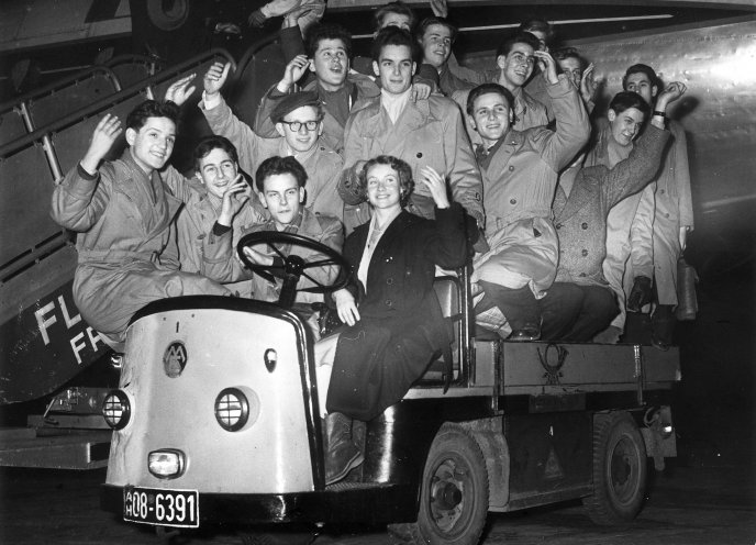 Die Ankunft der Oberschüler am 8. Januar 1957 auf dem Frankfurter Flughafen, von dem aus sie zum bischöflichen Konvikt in Bensheim an der Bergstraße gebracht werden, um dort ihren Schulabschluss zu machen. Nach ihrer Flucht in den Westen erhalten die...