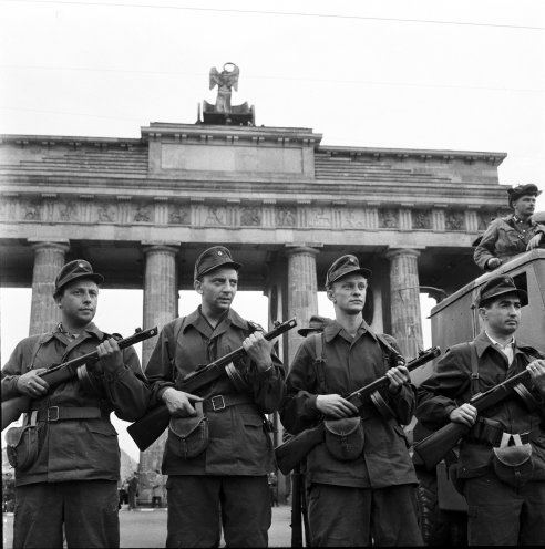 Mitglieder der DDR-Kampfgruppen am 14. August 1961 auf der westlichen Seite des Brandenburger Tores. Quelle: Bundesarchiv/183-85458-0001/Peter Heinz Junge