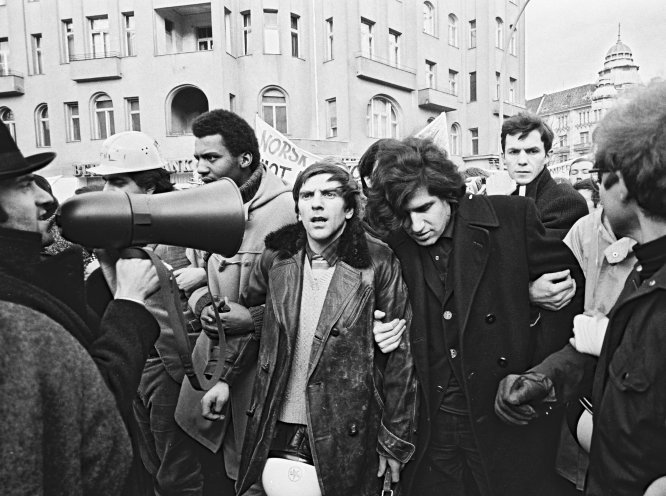 Rudi Dutschke (Mitte) nimmt am 18. Februar 1968 an einer Demonstration gegen das amerikanische Engagement im Vietnamkrieg teil. Rechts neben ihm sein Mitstreiter Gaston Salvatore. Quelle: REGIERUNGonline/Klaus Lehnartz