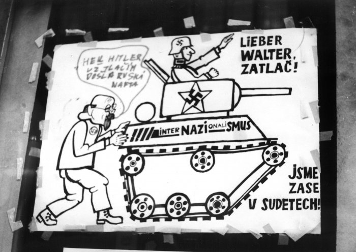Viele Tschechoslowaken vergleichen den Einmarsch der Warschauer-Pakt-Truppen im August 1968 mit der Besetzung ihres Landes durch die deutsche Wehrmacht 1938. Protestplakat in Prag: Panzersoldat zu Walter Ulbricht: „Lieber Walter, vorwärts!“ Ulbricht:...