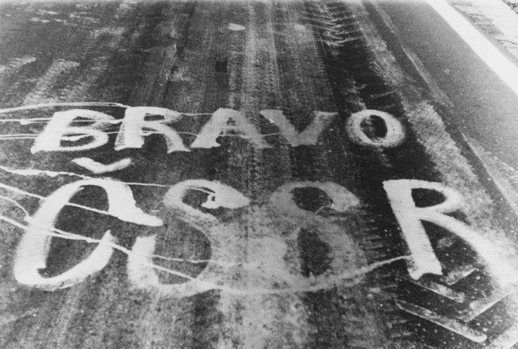 Protestaktion auf der Fernverkehrsstraße 96. Ermittlungsfoto des MfS vom 27./28. August 1968. Quelle: BStU, MfS, AU 7176/70, Bd 1