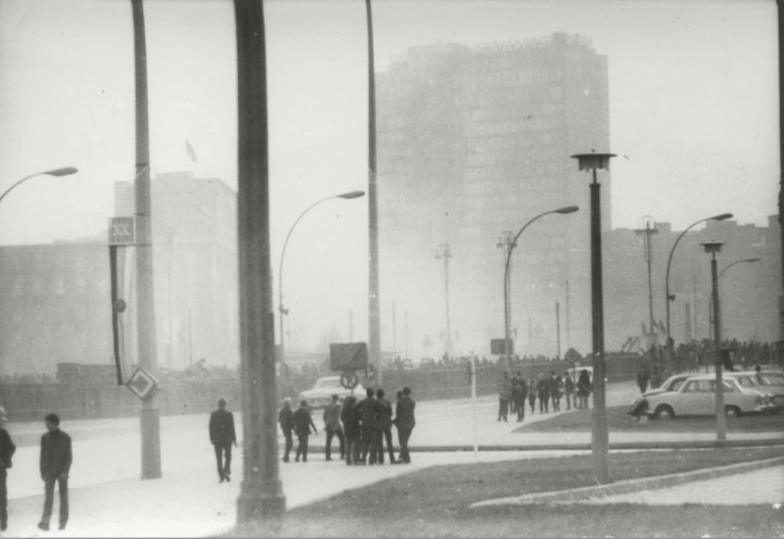 Gruppen von Jugendlichen schauen sehnsuchtsvoll zum Springer-Hochhaus. Doch weit und breit keine Spur von Mick Jagger. Quelle: Bernd Woick