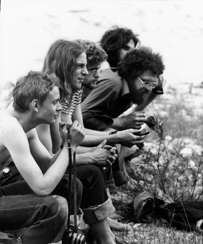 Detlef Pump (2. von links) im Juni 1976 mit Freunden auf einer Wanderung ins Umland Jenas. Rechts von ihm sitzen Uwe Behr und Thomas Auerbach. Beide werden wenige Monate später ins Gefängnis gesteckt, weil sie gegen die Ausbürgerung Biermanns protestiert...
