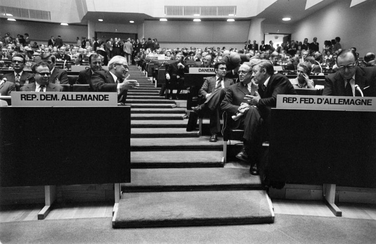 Mit der Konferenz über Sicherheit und Zusammenarbeit in Europa (KSZE) versuchen die Staaten West- und Osteuropas unter Einbeziehung der USA und Kanadas, die Entspannung in Europa durch multilaterale Zusammenarbeit zu sichern. Die Vertreter des Westens...