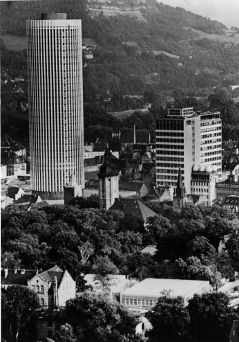 Jena 1973. Die Stadt ist durch den Großbetrieb Carl Zeiss Jena und die Friedrich-Schiller-Universität geprägt. Quelle: Bildarchiv Foto Marburg