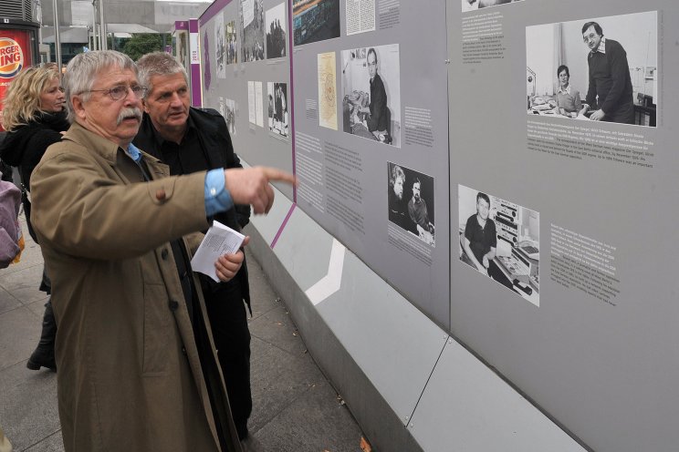 Wolf Biermann und Roland Jahn am 2. Oktober 2010 in der "Open-Air-Ausstellung Friedliche Revolution 1989/1990" auf dem Alexanderplatz in Berlin. Quelle: Robert-Havemann-Gesellschaft/Rolf Walter