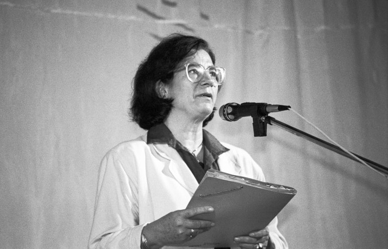 1976 protestiert Christa Wolf mit Ihrer Unterschrift unter dem Offenen Brief gegen die Ausbürgerung von Wolf Biermann. Im Bild Christa Wolf am 29. Oktober 1989 bei einer Veranstaltung in der Erlöserkirche in Ost-Berlin. Vor 4.000 Zuhörern fordern Künstler...