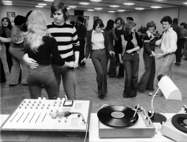 Im offiziellen Sprachgebrauch der DDR sind westliche Begriffe unerwünscht. So sollen die Jugendlichen zu einer Tanzveranstaltung statt zu einer Disko gehen, und die Musik wird von einem Plattenunterhalter statt von einem Diskjockey gemacht. Diese Sprachregelung...