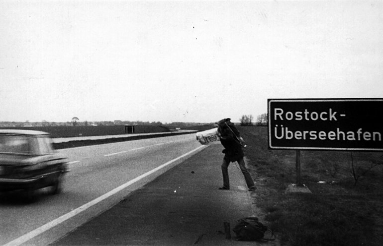 Ein einsamer Tramper an der Rostocker Autobahn. Quelle: Robert-Havemann-Gesellschaft