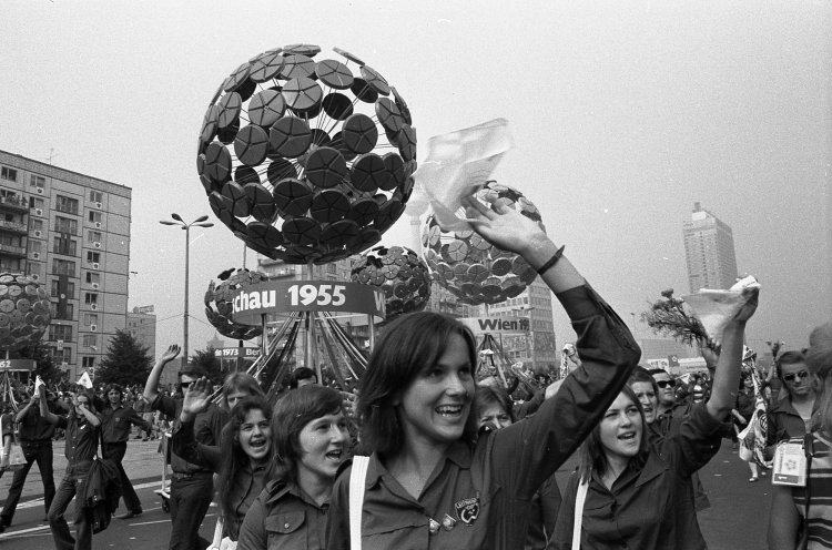 Demonstration zu den X. Weltfestspielen 1973 in Ost-Berlin unter dem Motto "Die Jugend der DDR grüßt die Jugend der Welt". Quelle: Bundesarchiv/183-M0804-713/Peter Konrad
