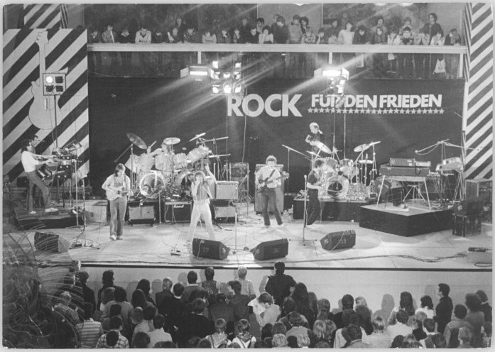 1982 initiiert die FDJ das erste große Konzert der Reihe „Rock für den Frieden“, bei der später auch ausgesuchte West-Musiker auftreten dürfen. Auftakt zum Konzert "Rock für den Frieden" am 28. Januar 1983 im Palast der Republik in Ost-Berlin....