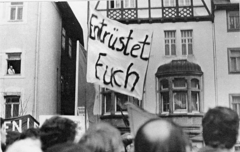 Jetzt erst recht: Mitglieder der Friedensgemeinschaft Jena nehmen am 18. März 1983 trotzig an der Friedensmanifestation der Nationalen Front anlässlich des 38. Jahrestags der Bombardierung Jenas teil. Und zwar mit Plakaten, die nach ihrem Geschmack...