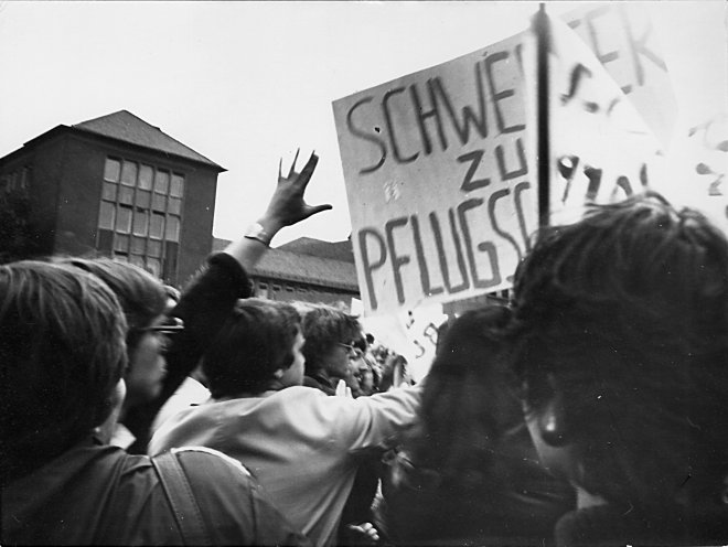 Die Friedensgemeinschaft Jena auf der Demo am 19. Mai 1983 in Jena. Stasi und Sicherheitskräfte verzichten nicht auf Gewalt. Quelle: Robert-Havemann-Gesellschaft/Bernd Albrecht