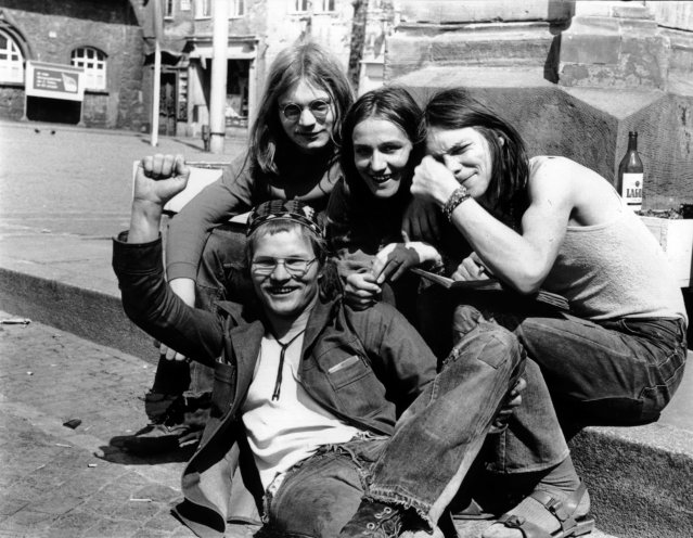 Matthias Domaschk mit Freunden auf dem Jenaer Altmarkt (2. Mai 1976). V.l.n.r.: Michael Pfauder, Michael Stockelbusch, Renate Groß, Matthias Domaschk. Quelle: Robert-Havemann-Gesellschaft/Hans-Helmut Kurz/RHG_Fo_HAB_10751