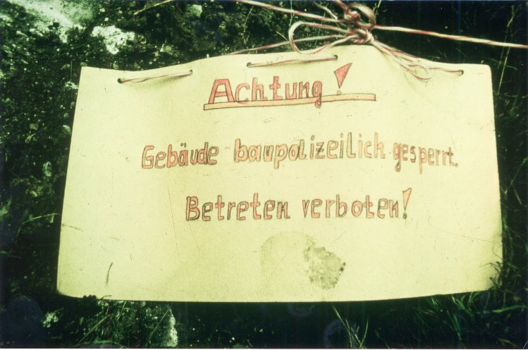 Michael Blumhagen wird bestraft: Die Stasi lässt sein Zuhause im Juli 1982 abreißen. Schon einen Tag nach der Inhaftierung des Künstlers war der Abriss seines Hauses beschlossene Sache. Quelle: Robert-Havemann-Gesellschaft/Manfred Hildebrandt/RHG_Fo_HAB_12099