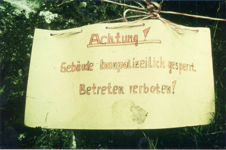 Michael Blumhagen wird bestraft: Die Stasi lässt sein Zuhause im Juli 1982 abreißen. Schon einen Tag nach der Inhaftierung des Künstlers war der Abriss seines Hauses beschlossene Sache. Quelle: Robert-Havemann-Gesellschaft/Manfred Hildebrandt