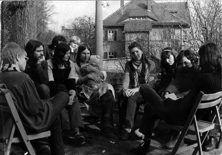 Mitglieder der Gruppe Wolfspelz nehmen im Mai 1983 an einem Friedensseminar in Meißen teil. In der Bildmitte Johanna Kalex, rechts neben ihr Katrin Schaller 2. v. l. Roman Kalex. Quelle: Privatarchiv Johanna Kalex