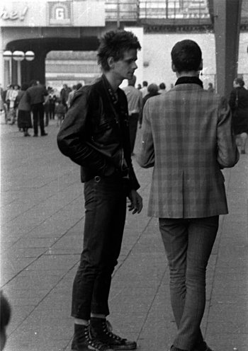 Anfang der 1980er Jahre treffen sich Punks regelmäßig auf dem Alexanderplatz im Zentrum der Hauptstadt der DDR. Damit wollen sie die Staatsmacht provozieren – schließlich ist der Alex ein beliebtes Touristenziel. Polizei und Stasi reagieren rigoros:...