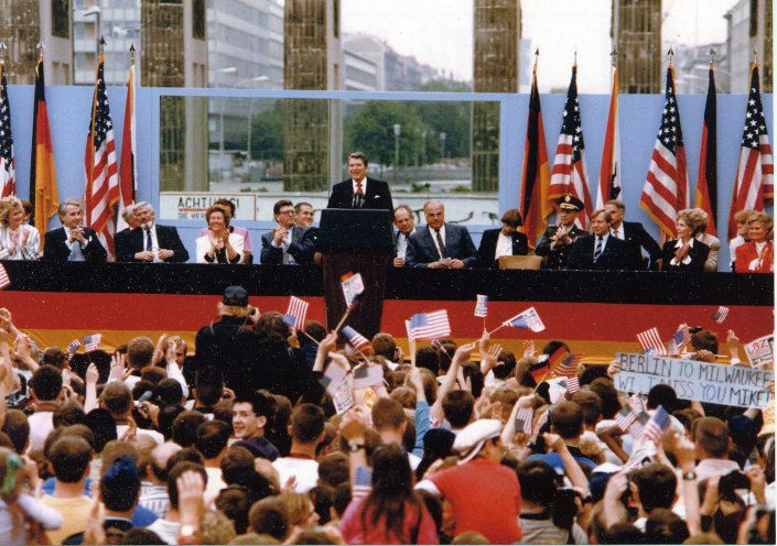 „Mr. Gorbachev, open this gate! Mr. Gorbachev, tear down this wall!“ ("Mr. Gorbatschow, öffnen Sie dieses Tor! Mr. Gorbatschow, reißen Sie diese Mauer nieder!") Vor dem Brandenburger Tor in West-Berlin hält der amerikanische Präsident Ronald Reagan...