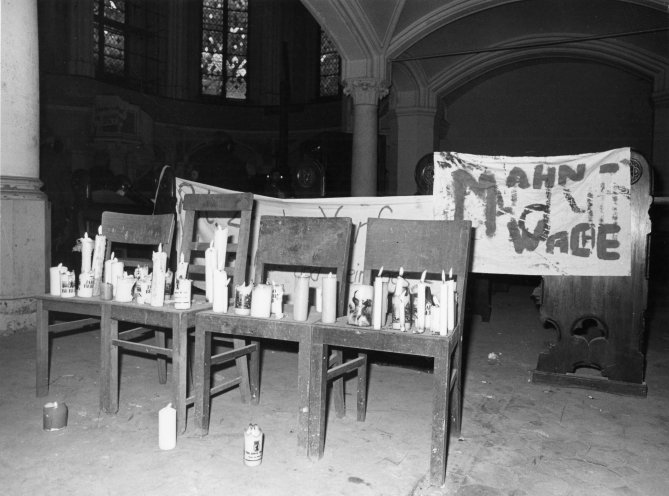 Mahnwache für die Freilassung der inhaftierten Mitglieder der Umwelt-Bibliothek: Kerzen und selbst gemachte Transparente in den Räumen der Zionskirche. Quelle: Robert-Havemann-Gesellschaft/Ann-Christine Jannson/RHG_Fo_HAB_15188