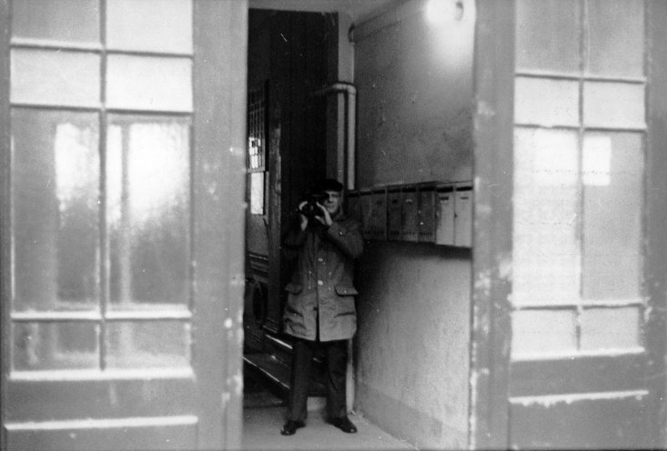 Mahnwache in der Zionskirche: Das MfS filmt den Hof des Gemeindehauses in der Griebenowstraße 16 und wird dabei von Siegbert Schefke fotografiert. Quelle: Robert-Havemann-Gesellschaft/Siegbert Schefke/RHG_Fo_HAB_10055