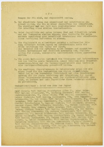 1985 wird von der UNO zum Jahr der Jugend erklärt. Und so schreibt die Friedensbewegung der DDR im Januar 1985 einen Brief an die Regierung der DDR. Darin unterbreitet sie Erich Honecker sieben Vorschläge zur Veränderung der Jugendpolitik. Zu den Erstunterzeichnern...