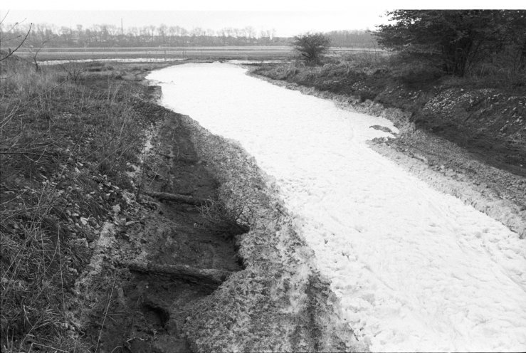 Umweltzerstörung bei Bitterfeld: Ein Abwasserkanal bahnt sich seinen Weg durch die Landschaft. Quelle: Robert-Havemann-Gesellschaft/Andreas Kämper