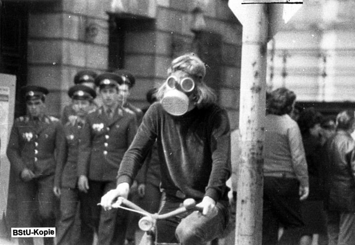 Die Stasi radelt mit: Die Fahrraddemonstranten werden vom MfS observiert und fotografiert. Im Bild: der 25-jährige Tom Sello, der mit einer Gasmaske auf die zunehmende Luftverschmutzung in der DDR aufmerksam macht. Quelle: BStU, MfS, OV/AOP 17674/85...