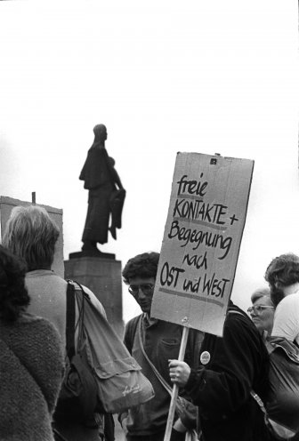 Uli Band von der Initiative Frieden Konkret an der Gedenkstätte des KZs Ravensbrück. Er demonstriert im Rahmen des Olof-Palme-Friedensmarsches im September 1987 auf dem Pilgerweg vom KZ Ravensbrück zum KZ Sachsenhausen. Quelle: Robert-Havemann-Gesellschaft/Rolf...