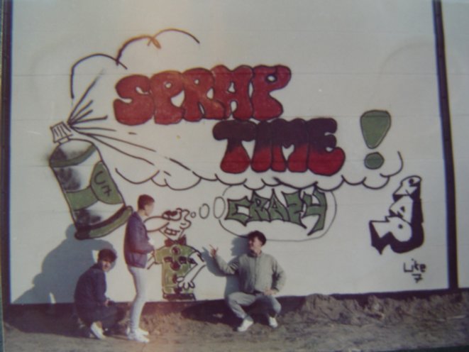 Spray Time: Posieren vor dem Graffiti. Quelle: Privatsammlung Jörg Pribbenow