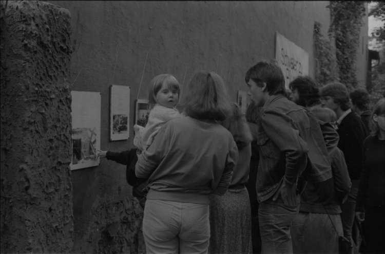 „Hände für den Frieden“: Ausstellung des Antikriegsmuseums während der Friedenswerkstatt in der Berliner Erlöserkirche (27. Juni 1982). Quelle: Robert-Havemann-Gesellschaft/Werner Fischer