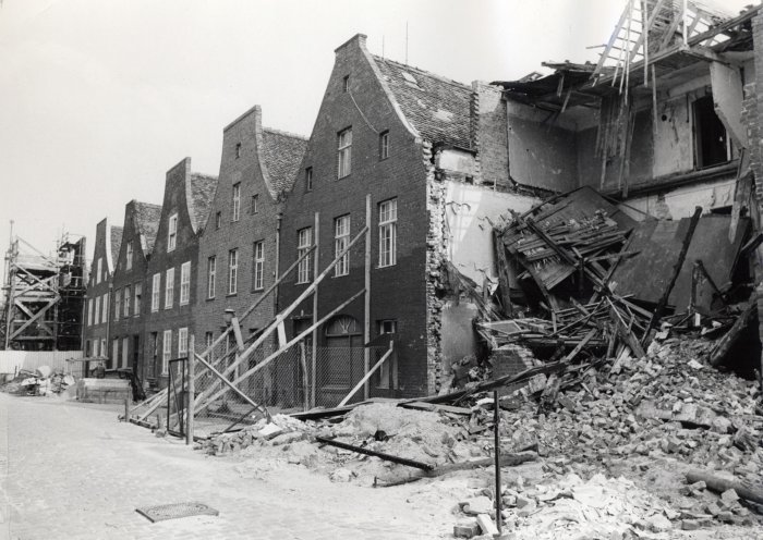 Verfall des Holländischen Viertels in Potsdam um 1989. In vielen Städten der DDR verfallen erhaltenswerte historische Gebäude, da der Staat die notwendige Sanierung unterlässt. Aram Radomski und Siegbert Schefke dokumentieren den Städtezerfall in...