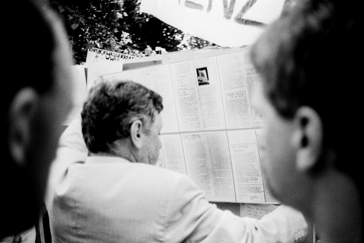 Die Party ist schnell vorbei: Auf der Friedenswerkstatt 1986 in der Gemeinde der Berliner Erlöserkirche entfernt Generalsuperintendent Günter Krusche die Tafeln des grenzfalls vom Stand der Initiative Frieden und Menschenrechte. Er verhindert damit,...