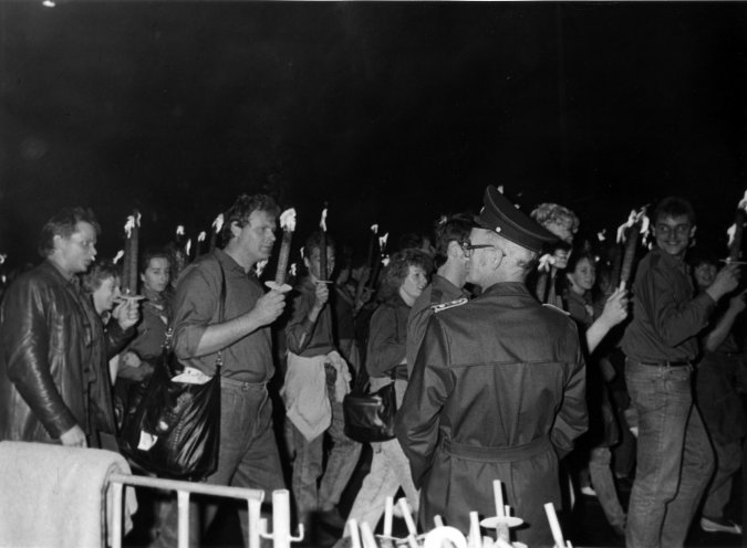 Am Vorabend des 40. Jahrestags der DDR-Gründung lässt sich die SED-Führung ein allerletztes Mal mit einem Fackelzug der FDJ feiern. Schon einen Tag später demonstrieren Zehntausende in den Straßen Ost-Berlins, Leipzigs und in anderen Städten gegen...
