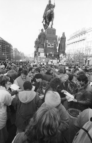Zehntausende demonstrieren im November und Dezember 1989 in Prag für demokratische Reformen. Quelle: Robert-Havemann-Gesellschaft/Bernd Markowsky/RHG_Fo_BeMa_671c