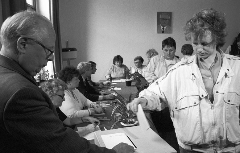 Am 7. Mai 1989 finden in der DDR Kommunalwahlen statt. Die Bürger sind aufgerufen, die Kandidaten der Nationalen Front zu wählen. Doch eine wirkliche Wahl haben sie nicht. Auf einer von der SED abgesegneten Einheitsliste stehen die Kandidaten, die fast...