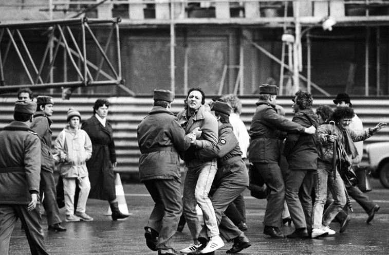 Am 11. Februar besucht der Regierende Bürgermeister von West-Berlin, Eberhard Diepgen, Ost-Berlin. Diesen Besuch nutzen ausreisewillige DDR Bürger um vor der Ständigen Vertretung der Bundesrepublik (StäV) ihre Ausreise zu fordern. Noch vor dem Eintreffen...